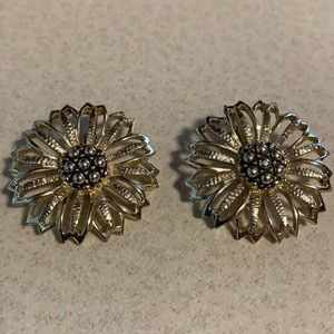 Sarah Coventry gold tone clip on earrings